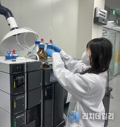 농산물안전성분석실 담당자가 잔류농약 분석용 용매를 교체하는 모습