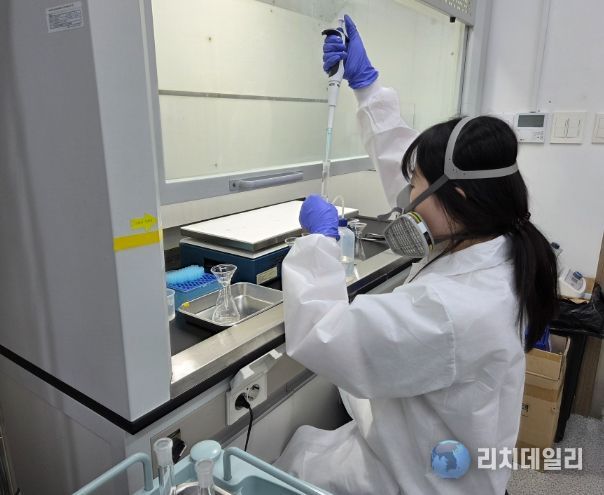 가축퇴비부숙도 검사(강산을 이용한 퇴비 분해 및 추출하는 장면)