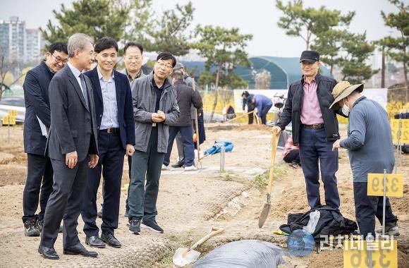 윤환 구청장, ‘계양실버농장’ 개장 현장 방문