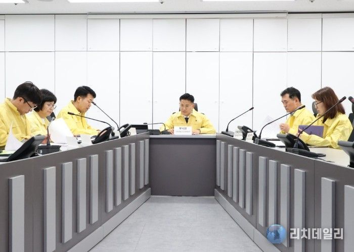 안양시는 1일 오후 2시 시청 8층 재난안전상황실에서 이계삼 부시장 주재로 중동사태 관련 비상경제대응반회의를 열었다