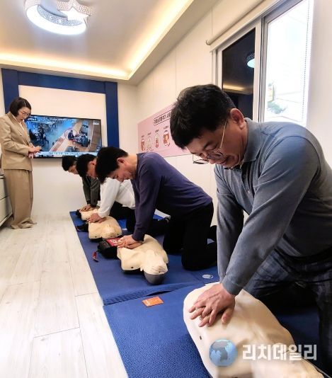 장성군 간부공직자들이 심폐소생술 체험관에서 실습을 받고 있다.