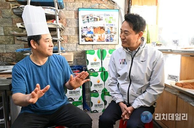 2일 쌍문역 인근 상점가, 일명 ‘쌍리단길’을 찾은 오세훈 서울시장이 소상공인과 대화를 나누고 있다.