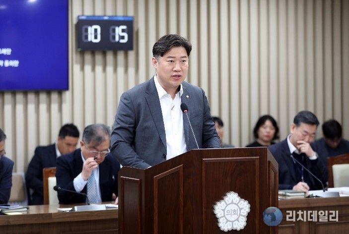 김동은 의원(더불어민주당, 정자1·2·3)이 제400회 임시회 도시미래위원회에서 조례안에 대해 설명하고 있다