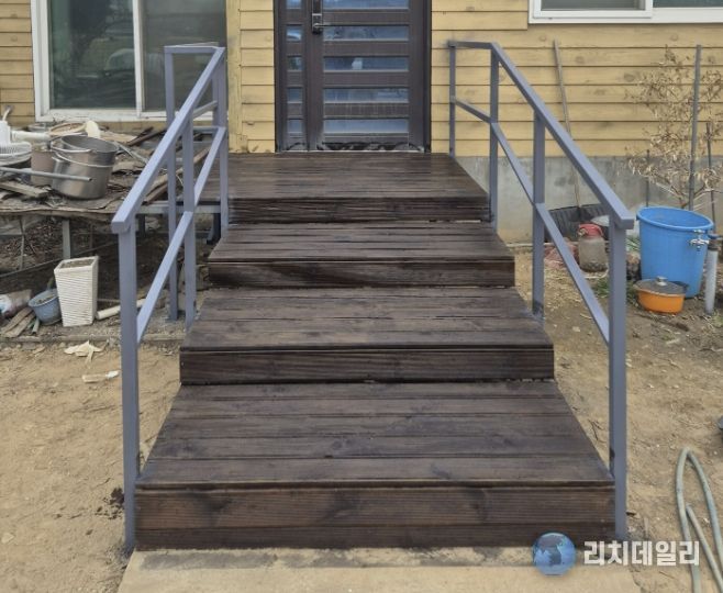 계단 재시공 및 안전 난간 설치로 안전한 출입 환경을 확보한 모습