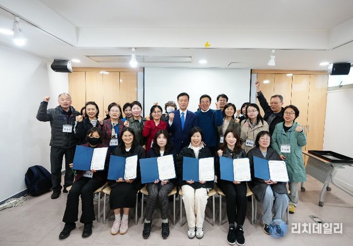 이승로 성북구청장(가운데)과 ‘2026 성북구 공정무역 서포터즈 양성과정’ 수료자들이 기념 촬영을 하고 있다