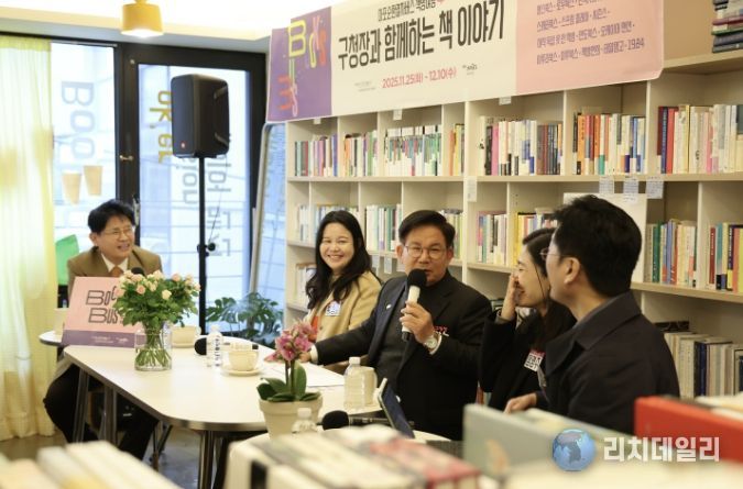 박강수 마포구청장이 지역 서점·출판 관계자들과 대화를 나누고 있다.