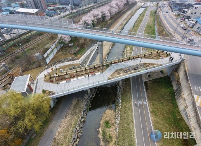 천안시가 철거 예정이던 용곡교를 재활용해 조성한‘용곡쉼터’ 전경