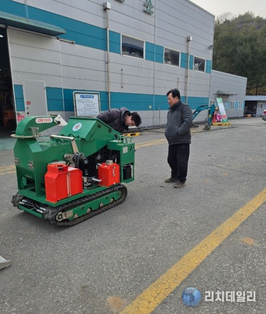 농기계임대사업소 직원들이 주말에도 농민들에게 농기계 임대를 하고 있다.