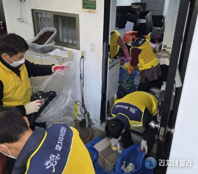 수원시 팔달구 화서1동 지역사회보장협의체, 쓰레기 적치 위기가구 주거환경 개선 지원
