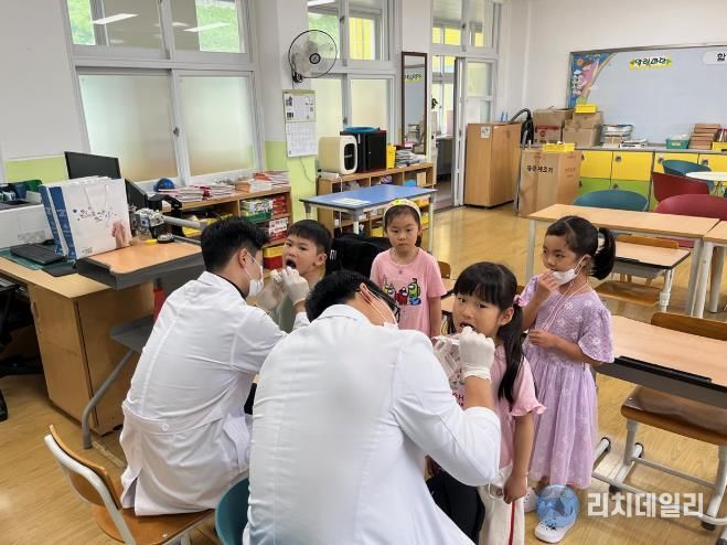 여수시는 오는 4월 6일부터 관내 초등학교를 방문해 어린이 치아우식증(충치) 예방을 위한 ‘어린이 불소도포 사업’을 무료로 실시한다.