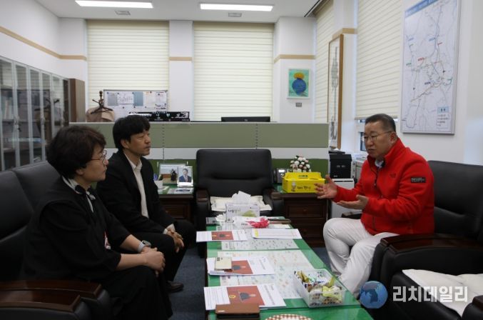 4월 3일(금) 요양보호사 근무환경 개선 방안을 논의하기 위해 관계자와 면담했다.