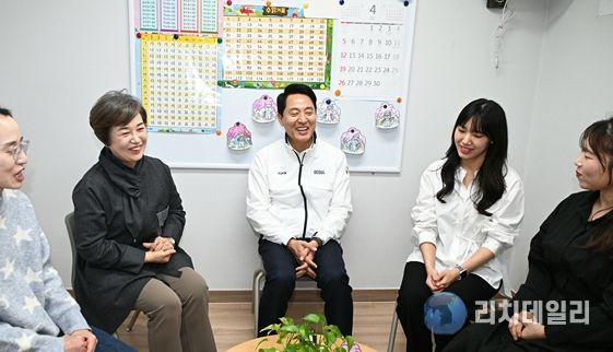 오세훈 서울시장이 4일(토) 구립석관동 꿈나무키우미돌봄센터를 찾아 종사자들과 대화하고 있다.