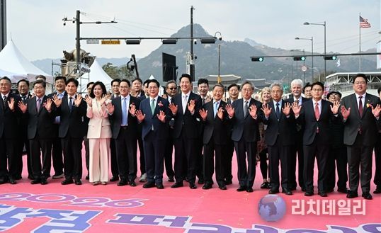 오세훈 서울시장이 4일(토), ‘2026년 부활절 퍼레이드’에서 참석자들과 기념 촬영하고 있다.