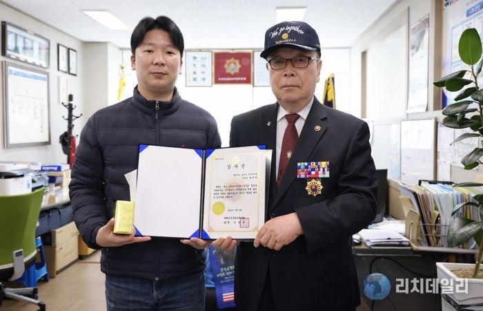 지난 3일 경주시보훈회관에서 최재석 주무관(왼쪽)이 윤정대 대한민국무공수훈자회 경북지부 경주시지회장으로부터 감사장을 받은 뒤 기념촬영을 하고 있다.
