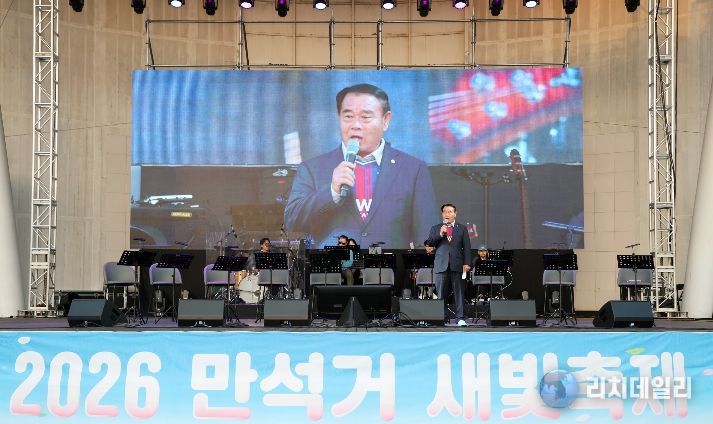 이재식 수원특례시의회 의장이 4일 만석공원에서 열린 ‘2026 만석거 새빛축제’ 개막식에 참석해 인사말을 하고 있다.