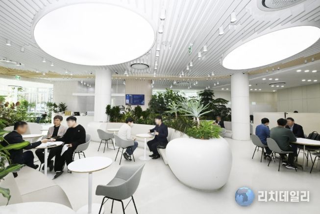 새빛민원실 베테랑팀장은 민원 서비스 혁신의 본보기가 됐다. 새빛민원실에서 민원인과 상담하는 베테랑팀장.