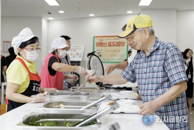 효도밥상 급식기관에서 어르신이 점심식사를 하고 있다.