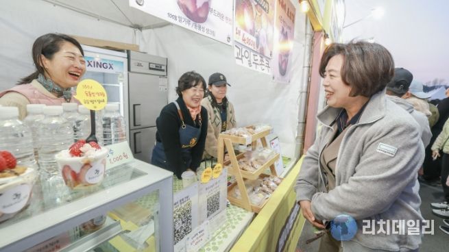 과천시 ‘과천 맛집 스트릿’이 열린 렛츠런파크 서울 ‘벚꽃축제’ 현장에서 신계용 과천시장과 상인들이 웃고 있다