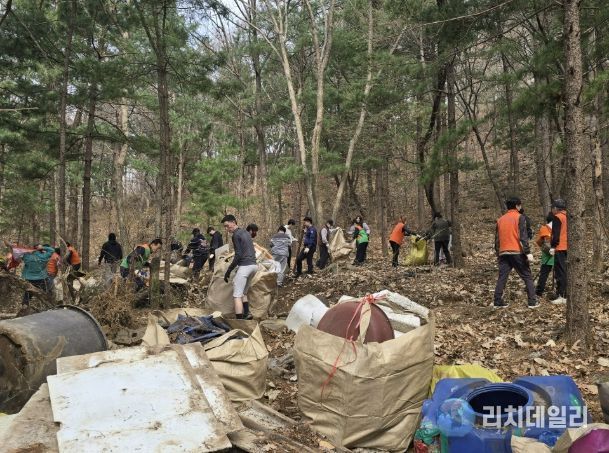 동두천시 불현동 민·관·군의 따뜻한 손길, 홀로 떠난 이웃의 흔적을 정리하다