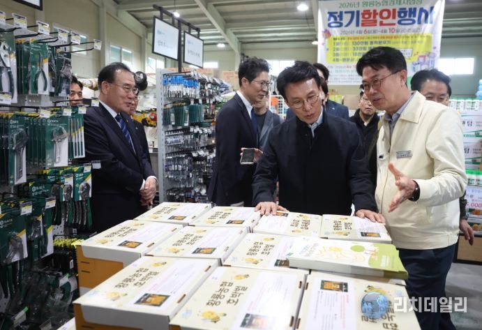 김민석 국무총리가 4일 농번기를 맞아 전남 장성군 황룡농협 자재센터를 방문, 중동발 위기 장기화에 따른 농자재 수급 동향을 점검하고 있다.(국무조정실)