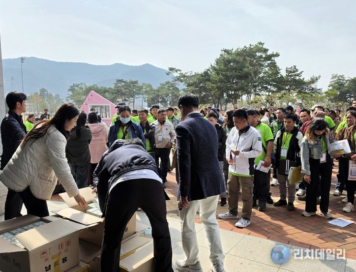 농협중앙회 안동시지부, 외국인 계절근로자에게 웰컴키트 전달