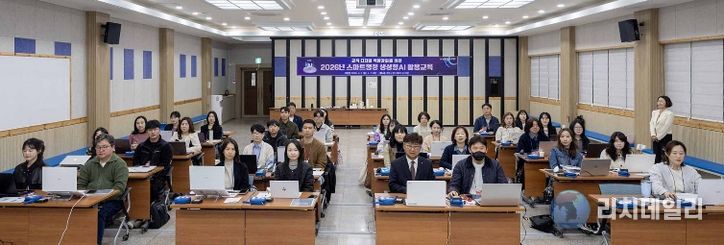 최충규 대덕구청장(사진 첫 번째 줄 왼쪽 다섯 번째)과 대덕구 공직자들이 구청 대회의실에서 ‘생성형 AI 활용 교육’에 앞서 기념 촬영을 하고 있다.