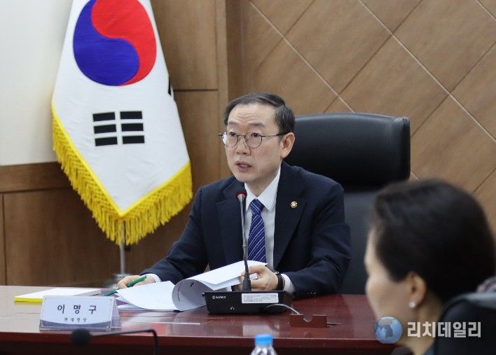 이명구 관세청장이 6일 정부대전청사에서 마약척결 대응본부 회의를 주재하고 있다.