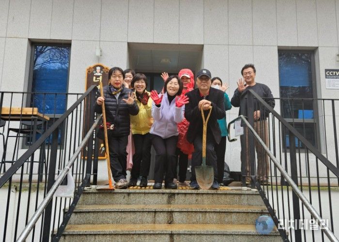 광명시 광명5동 주민자치회는 지난 6일 식목일과 봄을 맞아 너부대공원에서 영산홍 심기 행사를 진행했다.