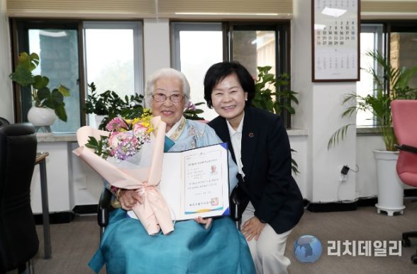 제주특별자치도 무형유산 ‘제주 호상옷’ 신규 보유자 송희순 씨에게 인정서를 수여했다