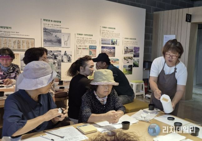 치유프로그램 진행하고 있는 모습(놀샘터농장)