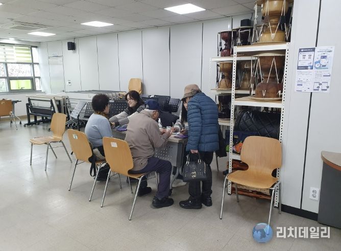 건강상담서비스를 이용하고 있는 시민들