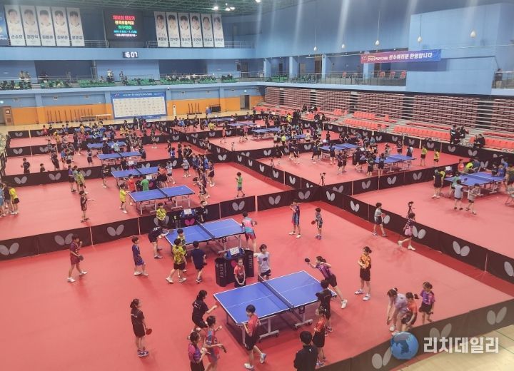 7일 밀양시배드민턴경기장에서 ‘제52회 회장기 전국초등학교 탁구대회’ 개막을 앞두고 참가 선수들이 연습에 매진하고 있다.