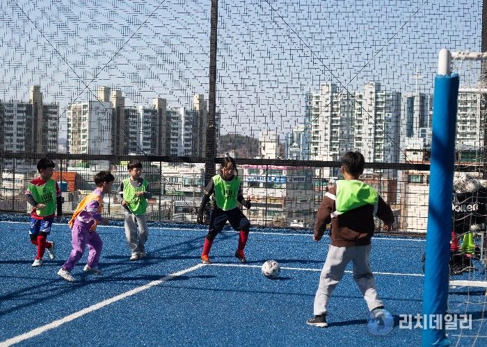 지난 3월 7일. 달성 어린이 스포츠 교실 첫 활동. 이주배경·비이주배경 아동들이 축구 경기를 즐기고 있다.