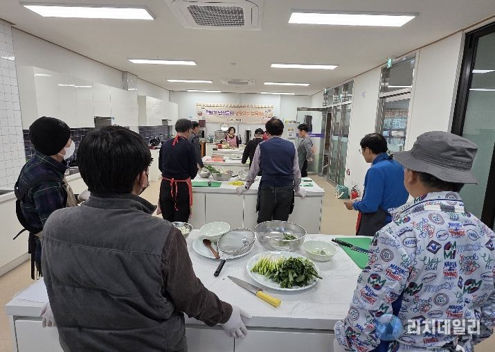 고성군가족센터, 은퇴기 남성 요리교실「은퇴기 남성들의 냉장고를 부탁해!」실시