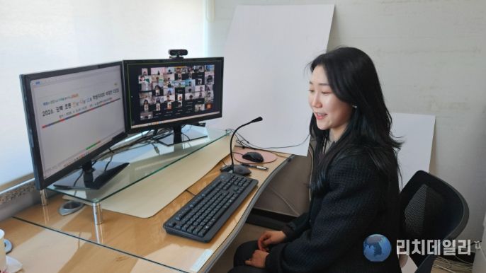 강북 초등 학생자치회 대표들이 8일 비대면으로 열린 '2026 초등 학생자치회 다모임'에서 동평초 금희경 교사 특강을 듣고있다.