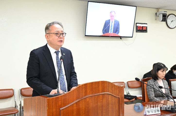 조례안 심사 중 정규헌 의원.