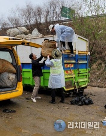 남양주시 진접오남행정복지센터, 농가와 함께 폐비닐 수거활동 전개