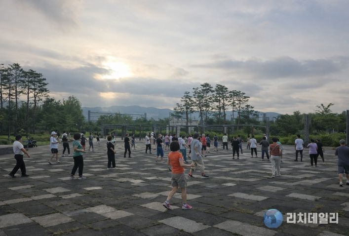 율현공원에서 아침 운동을 하는 사람들
