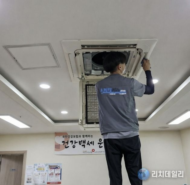 “여름 더위잡는다” 수원시 권선구, 경로당(무더위쉼터) 냉방기 점검·청소 실시