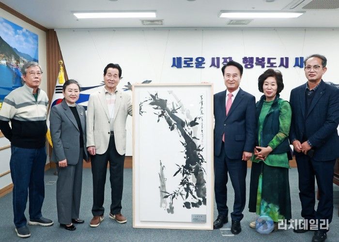 전통예술 문인화 조영실 명인, 사천시에 작품 기탁