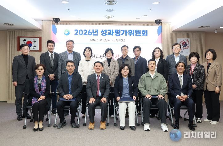 10일 서구청 장태산실에서 열린 성과평가위원회 진행 장면