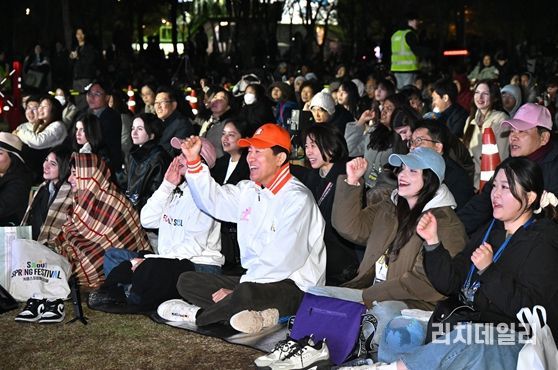 오세훈 서울시장이 10일(금) 영등포구 여의도한강공원에서 열린 '2026 서울스프링페스티벌'에서 시민들과 함께 '한강 드론라이트쇼'를 관람하고 있다.