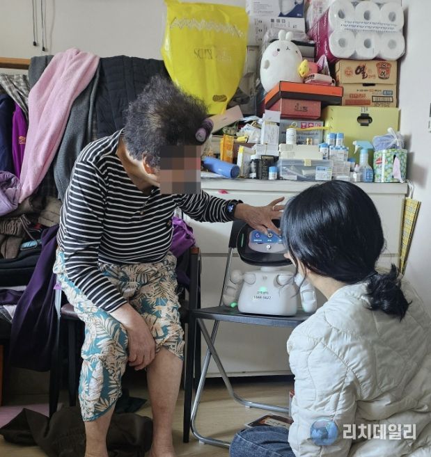 방문전문인력이 어르신 가정을 방문하여 AI돌봄로봇 활용교육을 실시하는 모습