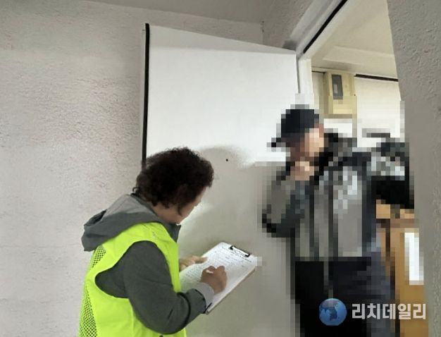 동두천시 생연1동 '똑똑똑 살피기' 돌봄단, 복지 위기가구 방문해 안부 및 생활실태 점검 실시