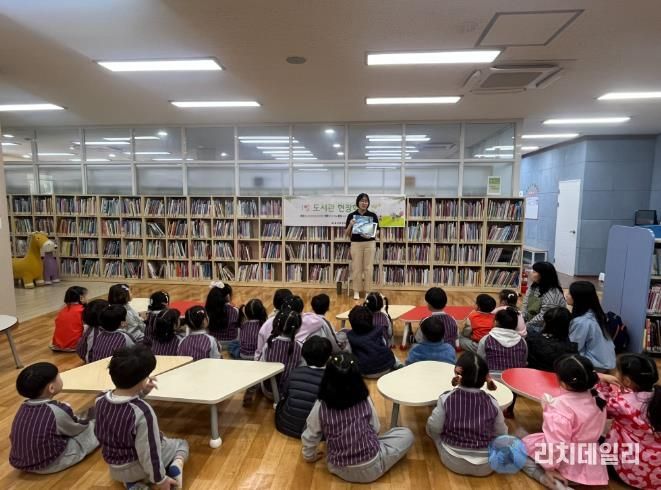서라벌유치원 원아들이 16일 동부도서관에서 '1일 도서관 현장학습' 체험을 하고있다