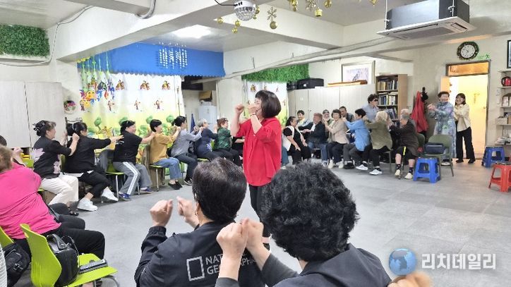 광산구가 운영하고 있는 고려인마을 찾아가는 건강교실에서 고려인마을 주민들이 서로의 어깨를 두드리고 있다.