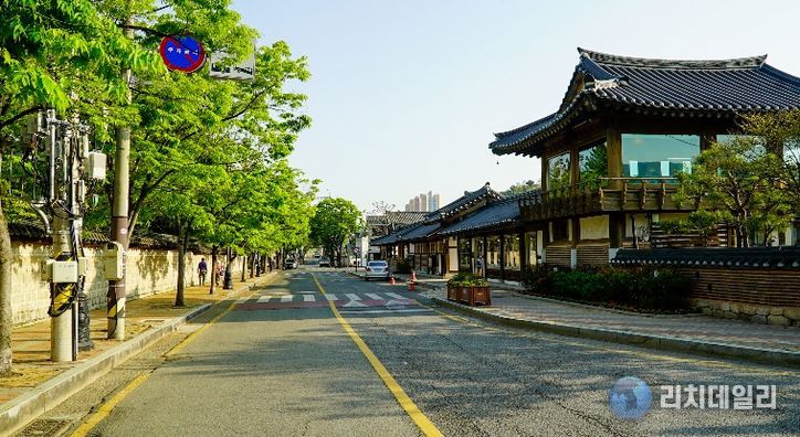 쾌적한 숙박 환경 조성을 위해 2차 새 단장 중인 김해한옥체험관 전경.